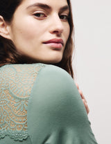 Camisón largo de manga corta con detalle de encaje