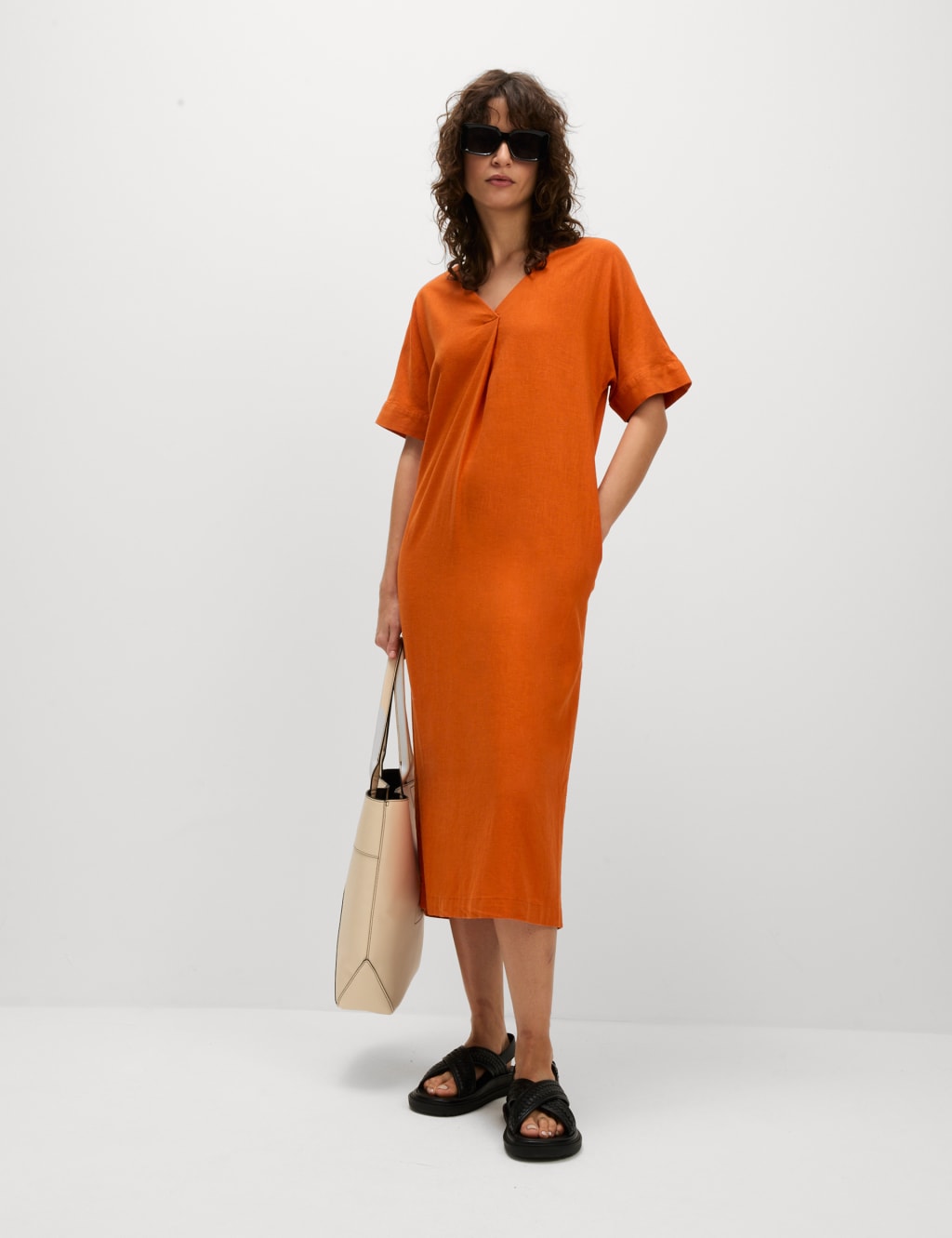 Vestido de manga corta escote pico