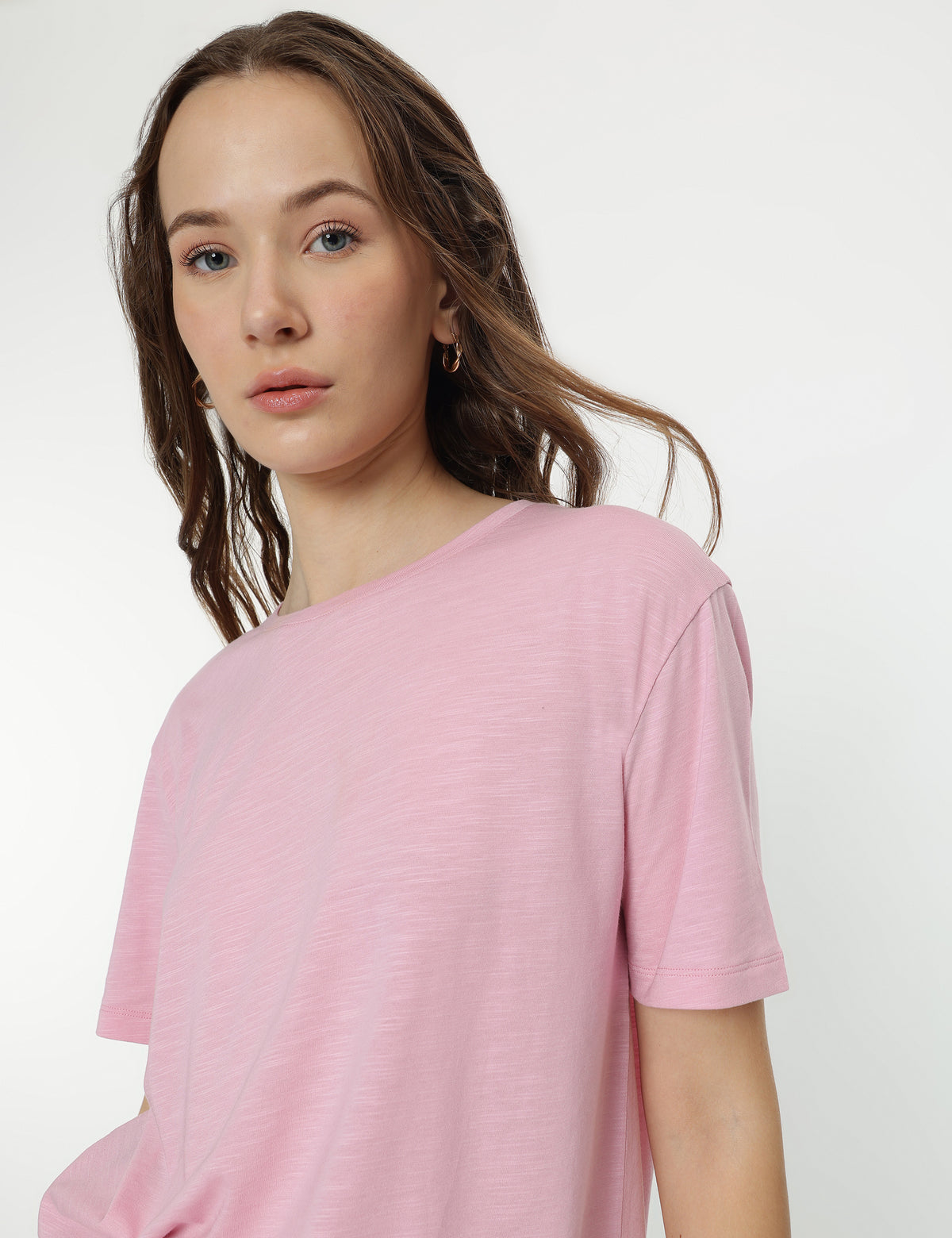 Camiseta básica de manga corta y escorte pico de corte relax