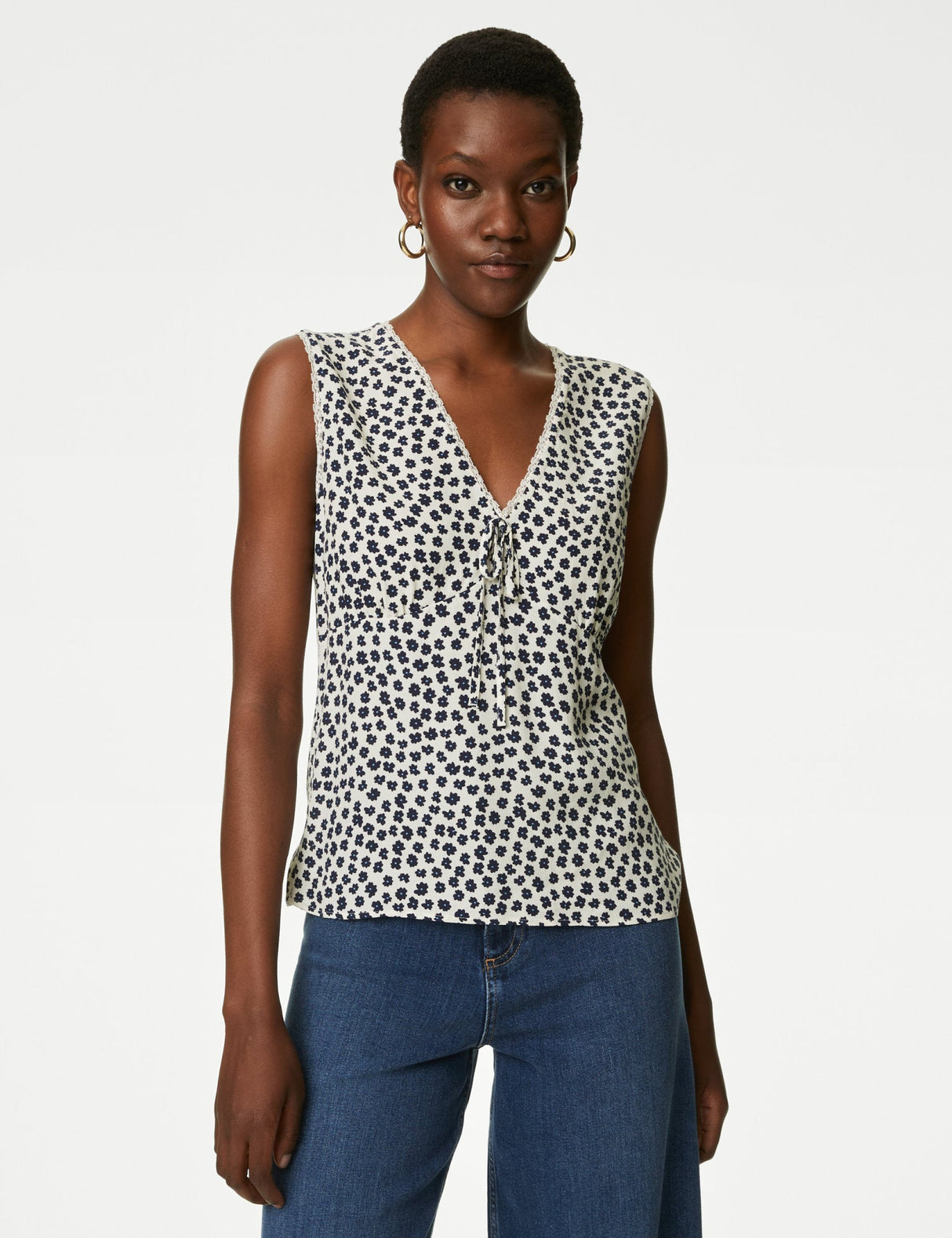 Blusa sin mangas con diseño y escote pico