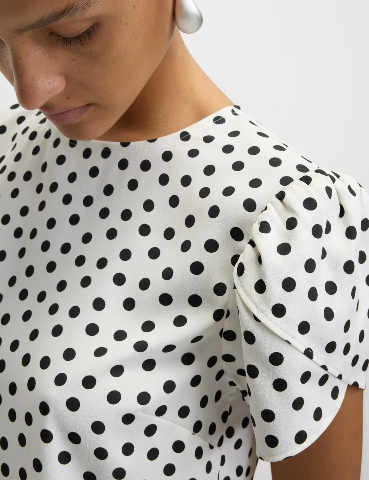Blusa diseño de manga corta abullonada