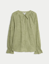 Blusa de manga larga con cuello maho y apliques