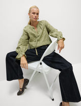 Blusa de manga larga con cuello maho y apliques