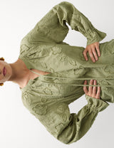 Blusa de manga larga con cuello maho y apliques