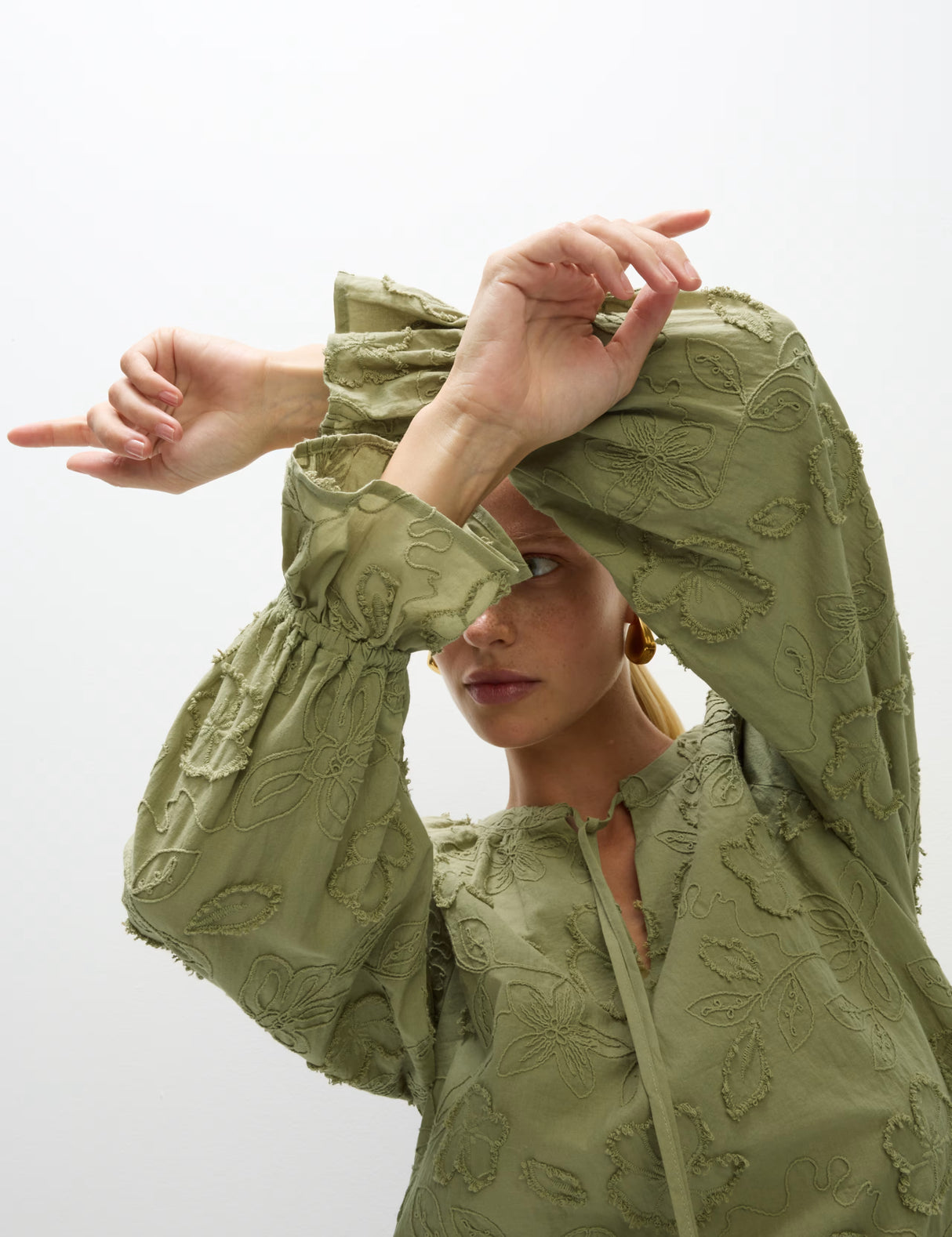 Blusa de manga larga con cuello maho y apliques