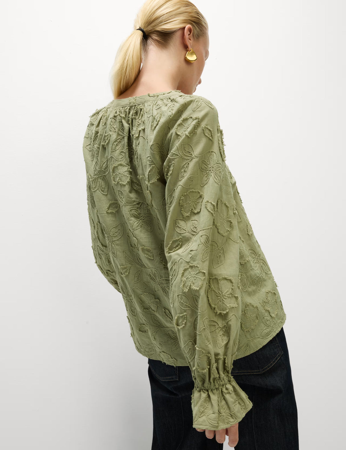 Blusa de manga larga con cuello maho y apliques