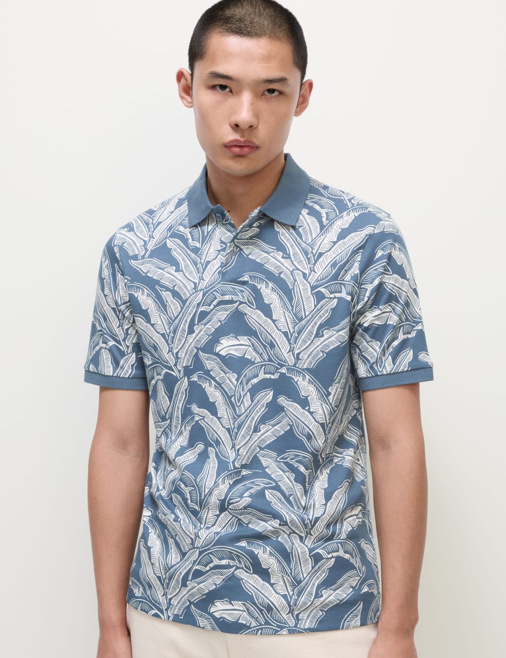 Polo de manga corta diseño hojas
