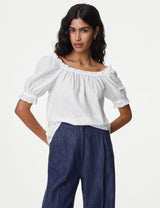 Blusa de manga corta con detalles elásticos