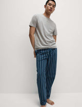 Pijama con pantalón de tela y top de manga corta