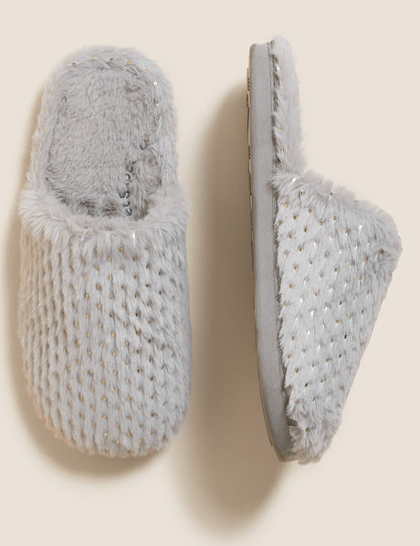Zapatilla cerrada puntitos