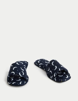 Zapatilla abierta con diseño