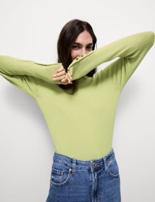 Jersey con detalle de botón en la manga