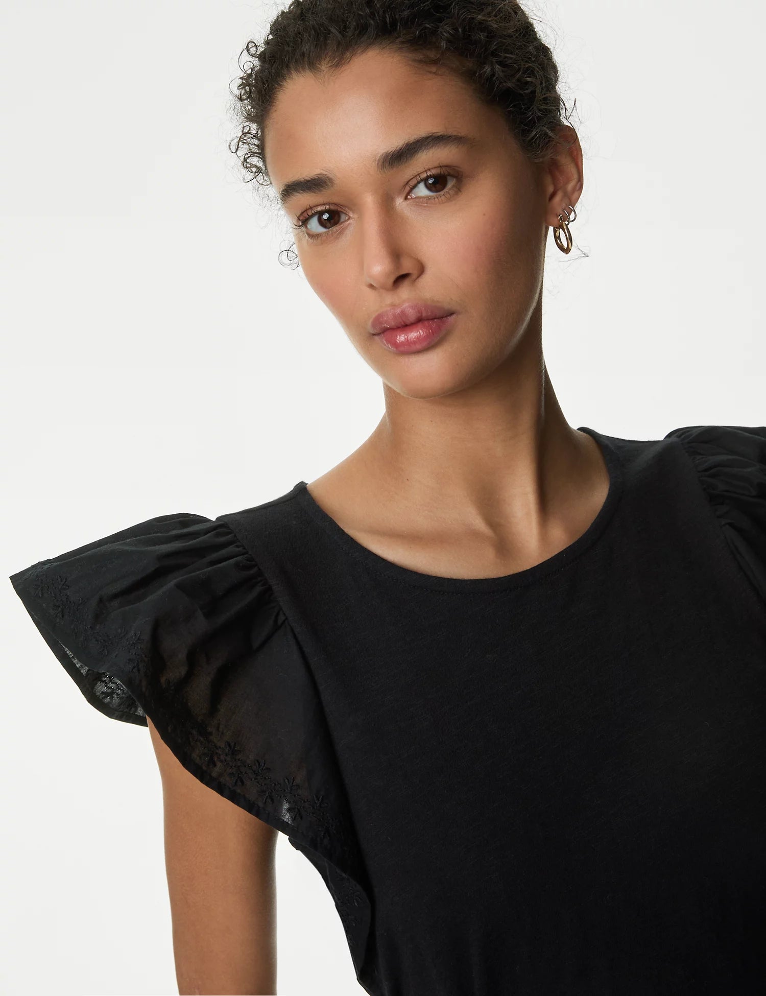 Top con mangas bordadas