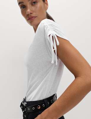 Top de lino con detalle fruncido en el hombro