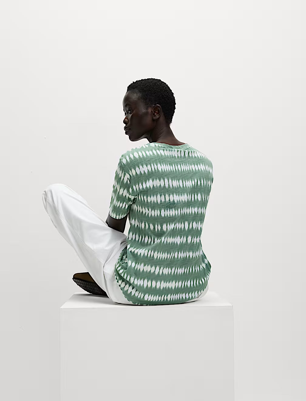 Camiseta básica de manga corta y escorte pico de corte relax