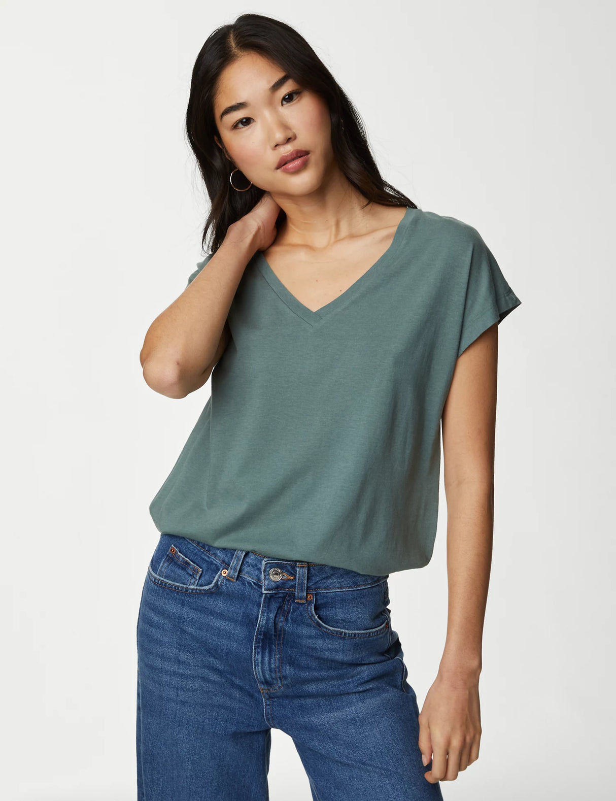Camiseta básica de manga corta y escote pico de corte relax