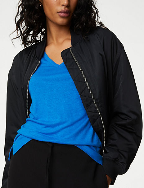 Top de lino de manga corta y escote pico