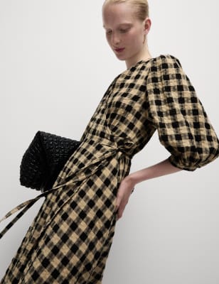 Vestido de largo midi cruzado con diseño cuadros