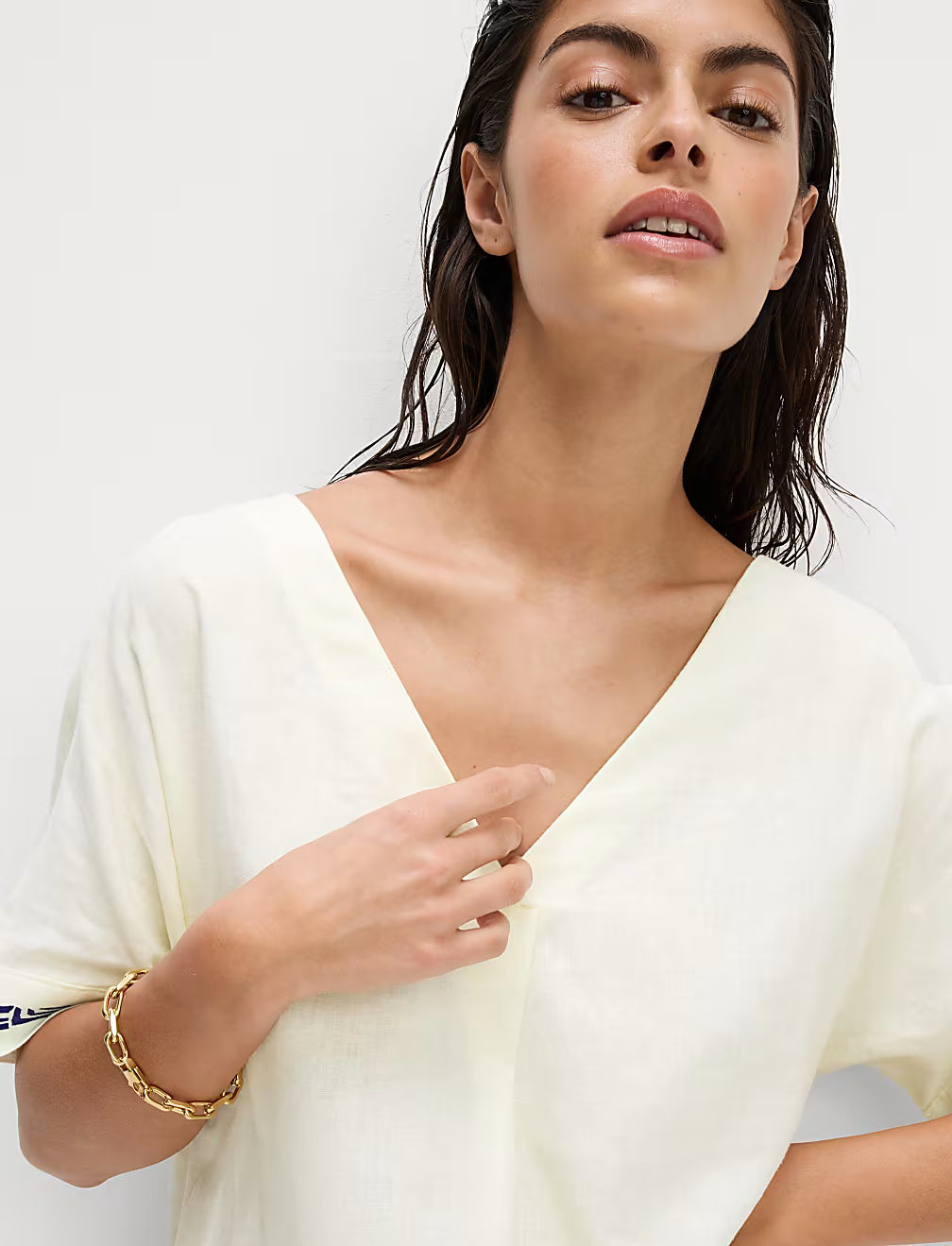 Vestido recto a media pierna de lino de escote en pico estampado