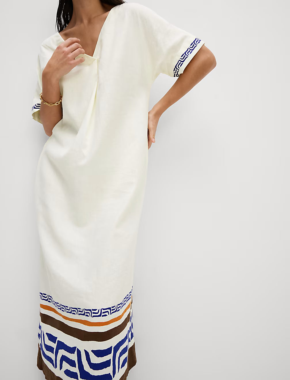 Vestido recto a media pierna de lino de escote en pico estampado