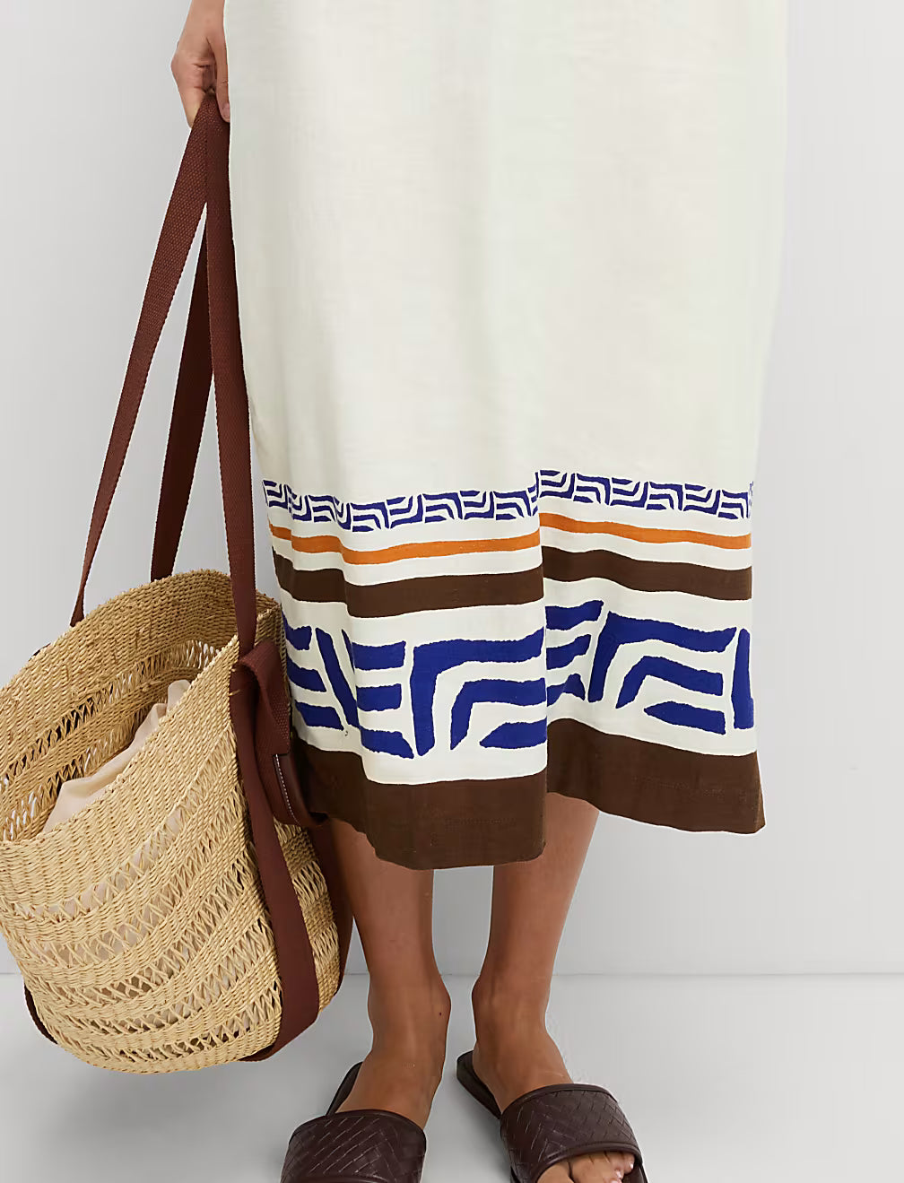 Vestido recto a media pierna de lino de escote en pico estampado