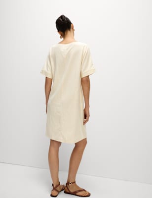 Vestido de lino de manga corta y escote pico