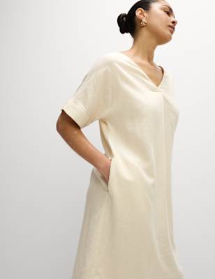 Vestido de lino de manga corta y escote pico