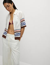 Blusa de lino de manga corta con detalle de diseño