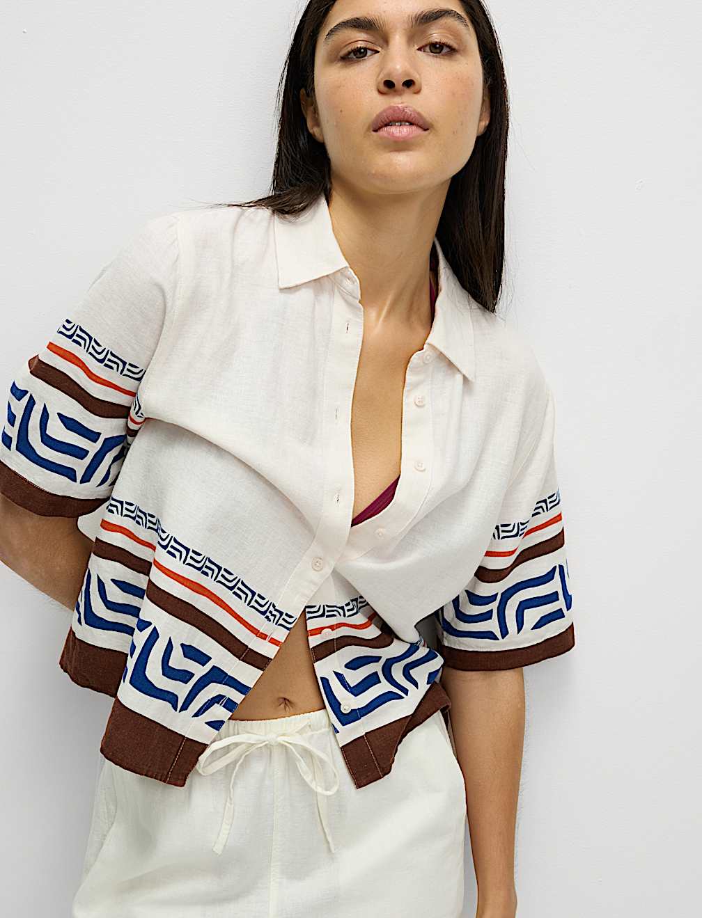 Blusa de lino de manga corta con detalle de diseño