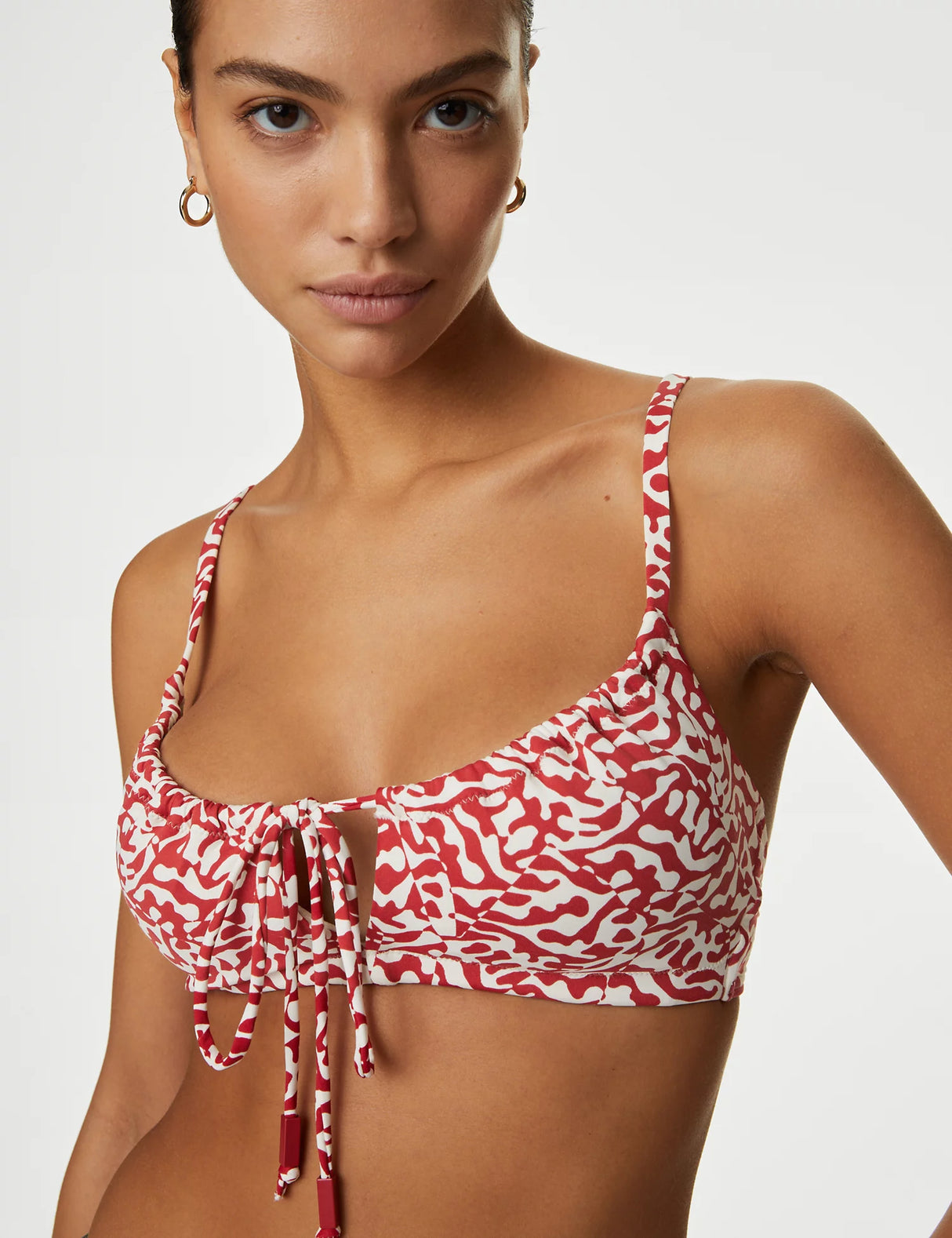 Parte alta de bikini con flores