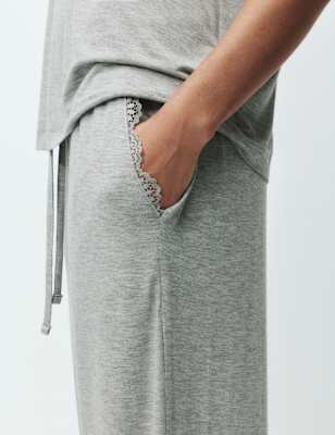 Pijama de viscosa con detalle de encaje con top de manga corta