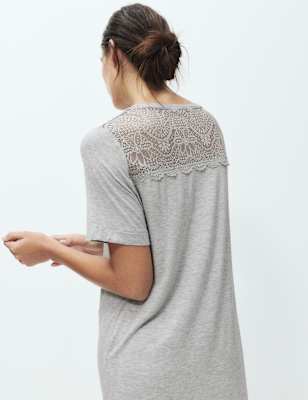 Camisola de manga corta con detalle de encaje