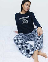 Pijama con top de punto de manga larga y pantalón en tela