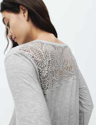 Camisón de manga larga y escote pico con detalle de encaje
