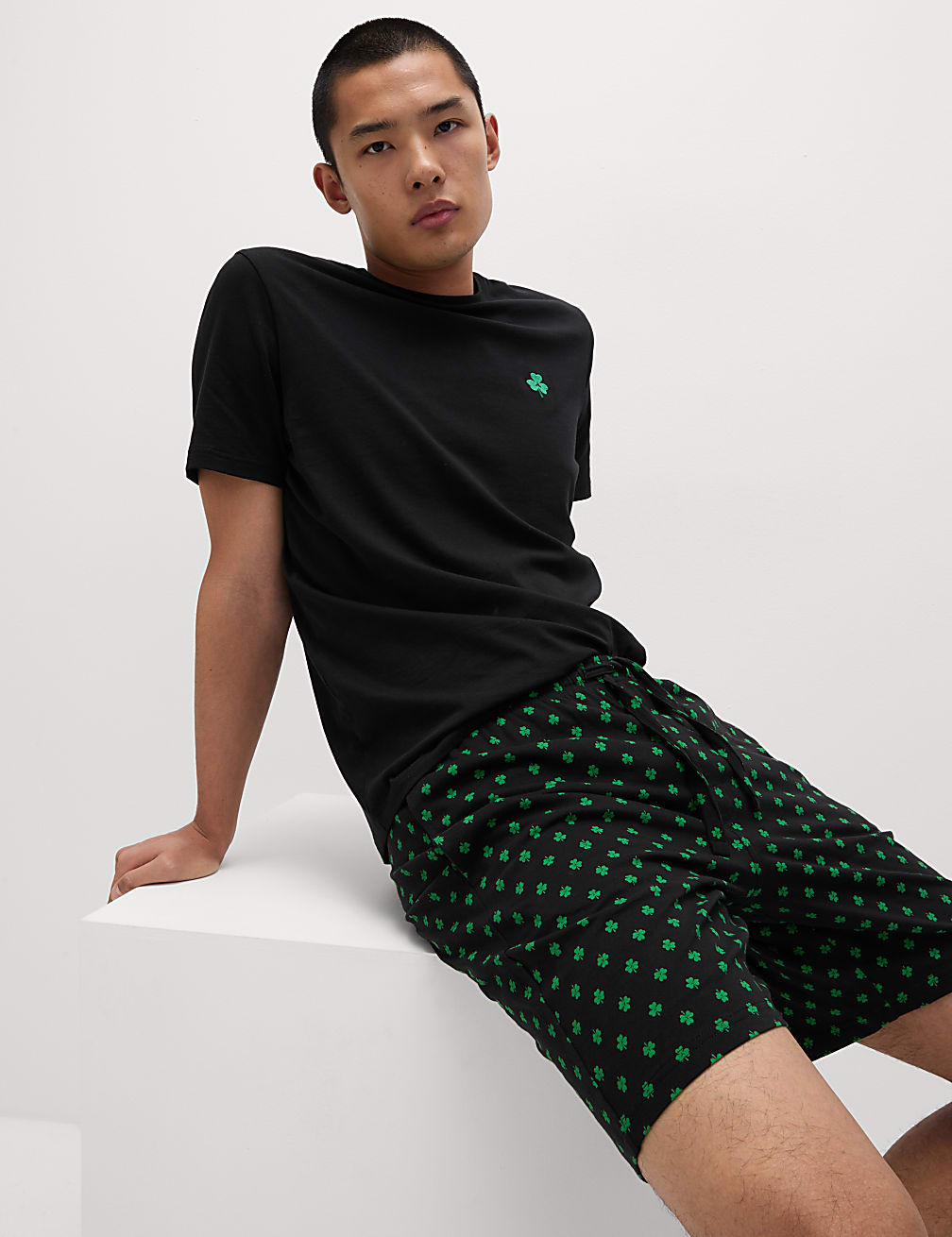 Pijama corto de tela con diseño tréboles