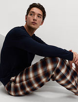 Pijama largo con pantalon de tela a cuadros y top liso