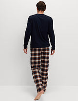 Pijama largo con pantalon de tela a cuadros y top liso