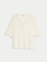 Blusa de manga corta con detalle volante
