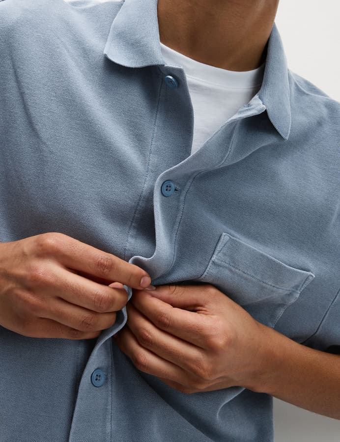 Polo de manga corta con cierre con botones