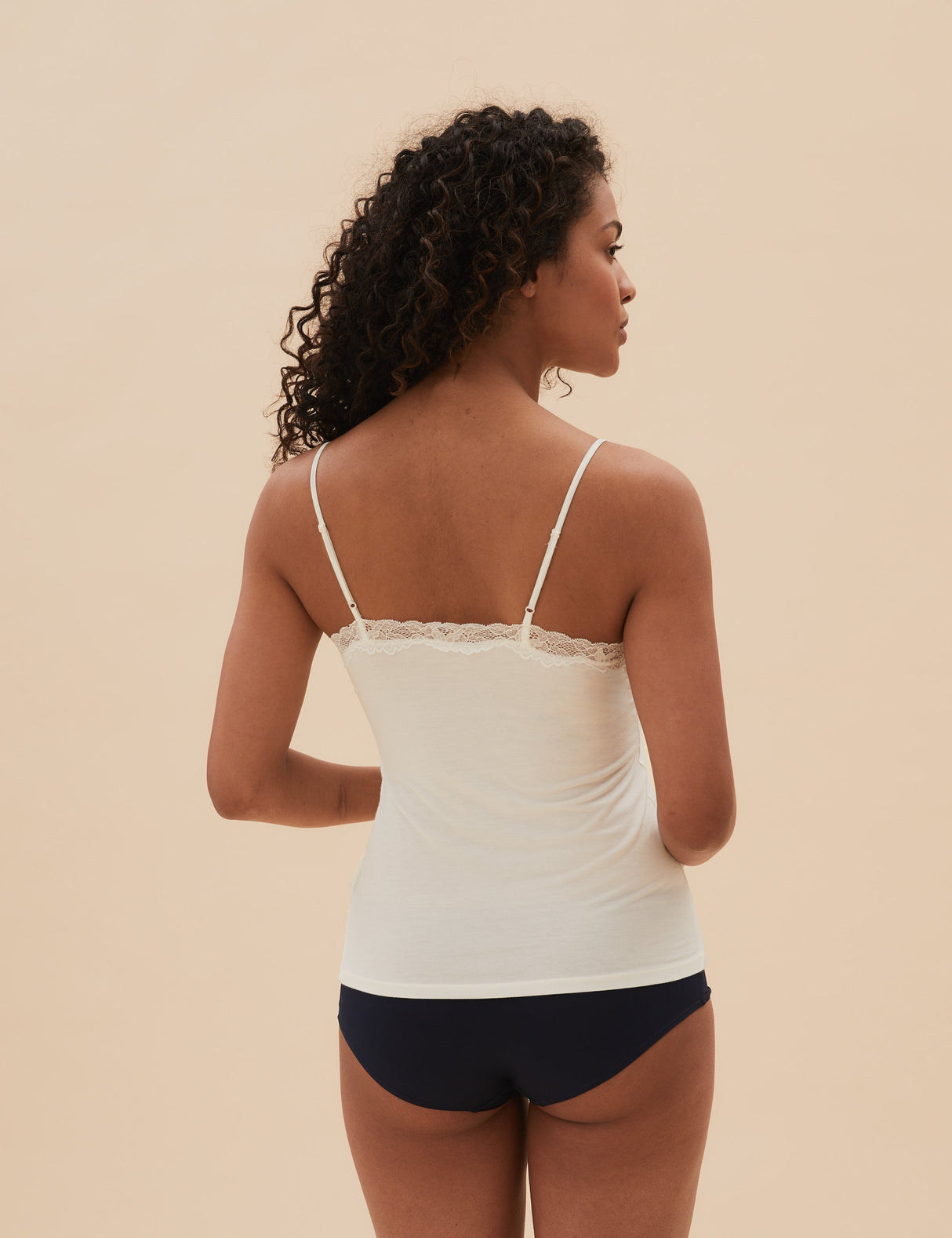 Top tiros con detalle encaje