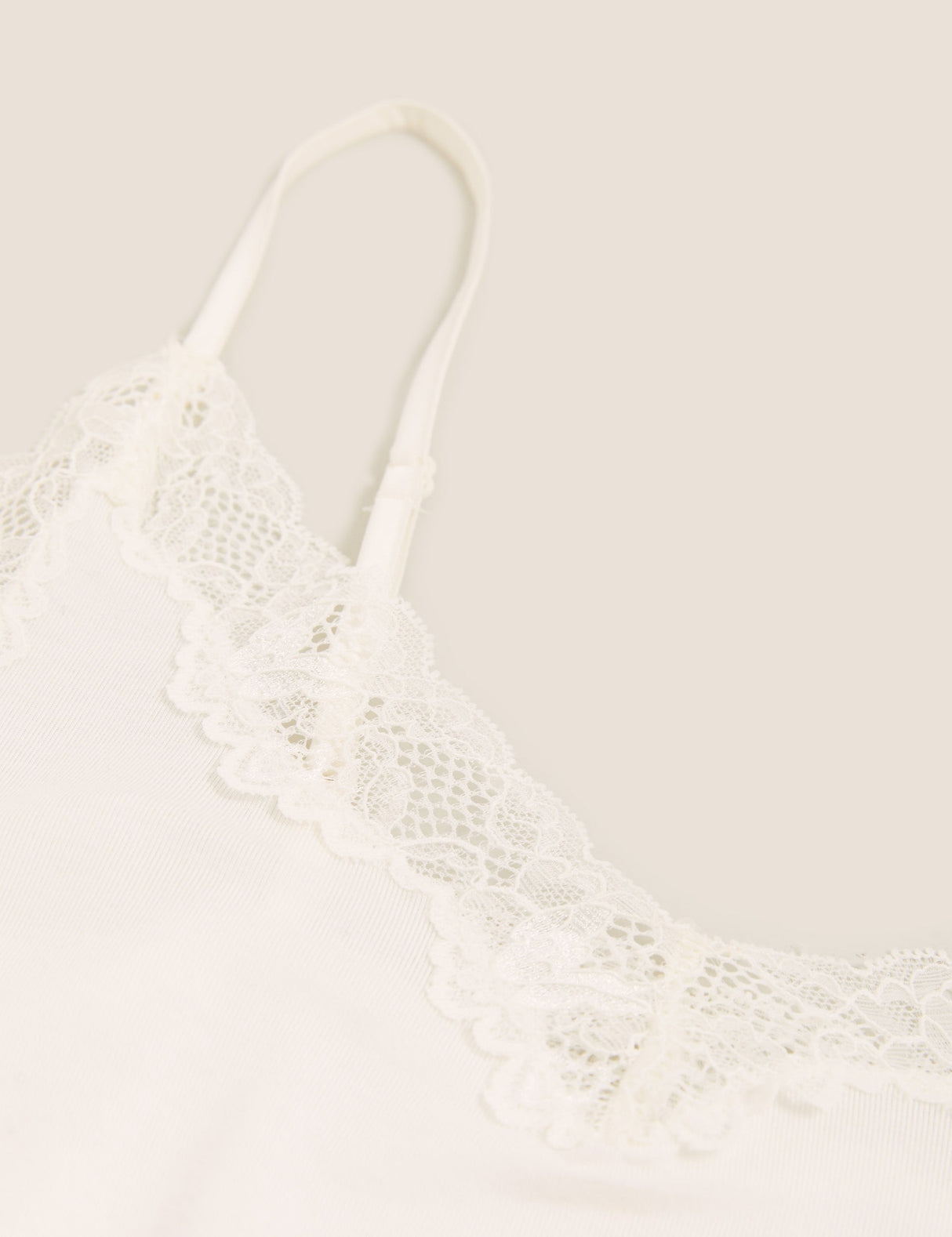 Top tiros con detalle encaje