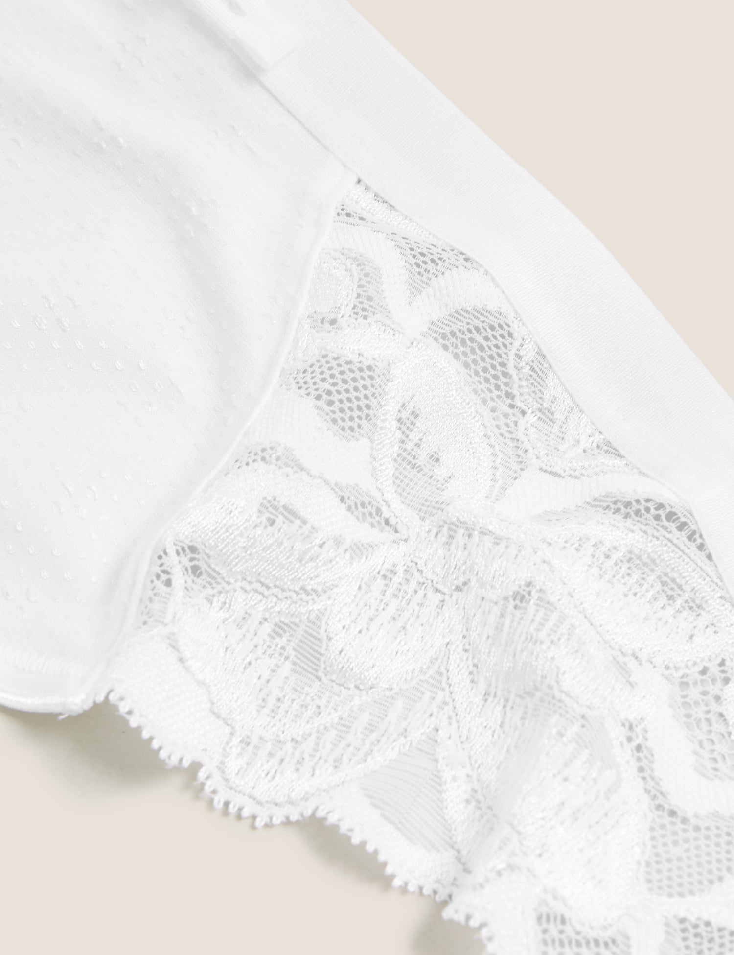 Braga alta detalle encaje