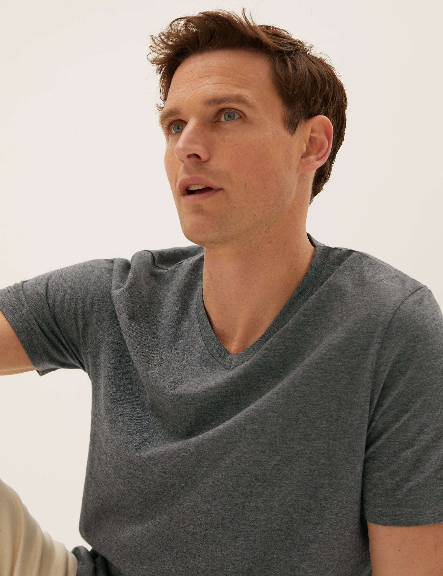 Camiseta cuello pico manga corta lisa