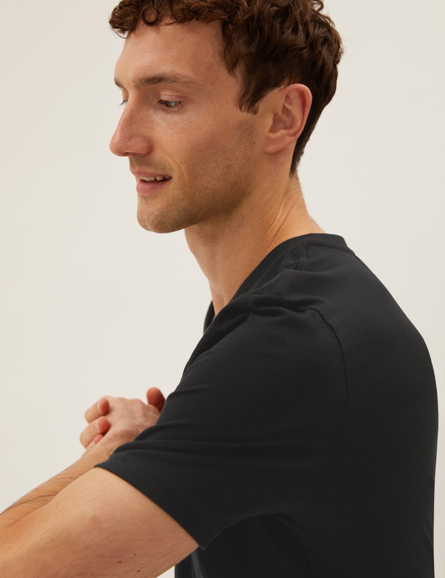 Camiseta cuello pico manga corta lisa